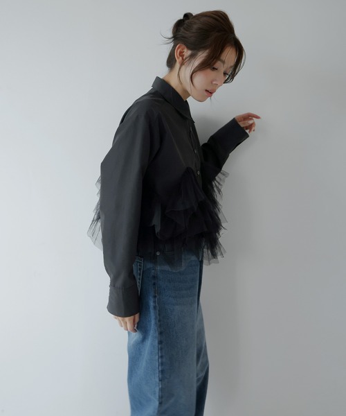 AMUU. PRECIEUSE(アムープレシューズ)の「フリルチュールドッキングシャツ(シャツ/ブラウス・レディース・オフホワイト/ブラック/ピンク・FREE)」の12枚目の写真