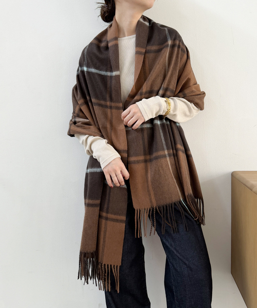 Spick & Span(スピックアンドスパン)の「Spick & Span カシミヤチェックストール(マフラー・レディース・ライトグレー/ブルー/チョコ・FREE)」の2枚目の写真