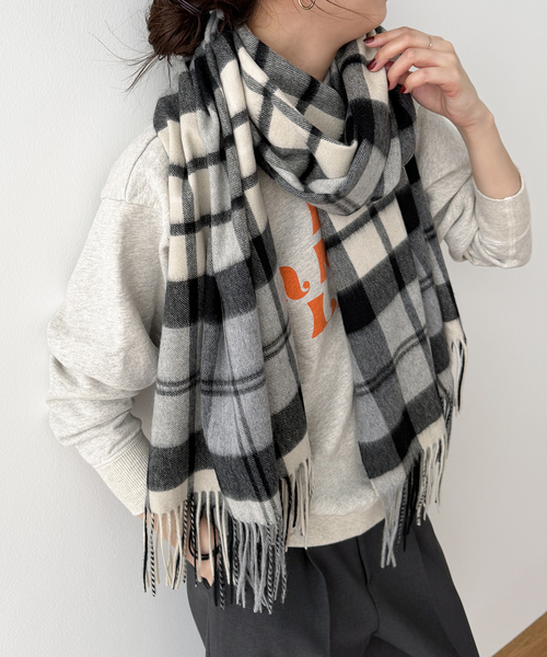 Spick & Span(スピックアンドスパン)の「Spick & Span カシミヤチェックストール(マフラー・レディース・ライトグレー/ブルー/チョコ・FREE)」の4枚目の写真