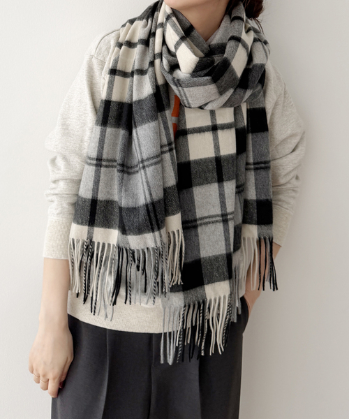 Spick & Span(スピックアンドスパン)の「Spick & Span カシミヤチェックストール(マフラー・レディース・ライトグレー/ブルー/チョコ・FREE)」の5枚目の写真