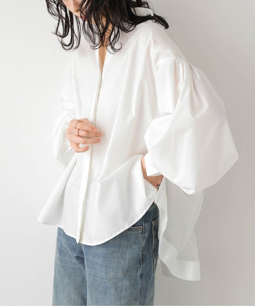 La-gemme(ラジェム)の「バックギャザーチュールシャツ(シャツ/ブラウス・レディース・ホワイト/ブラック・フリー)」の1枚目の写真