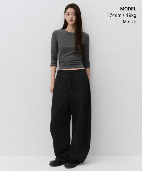MUSINSA STANDARD WOMAN（ムシンサスタンダードウーマン）の「ウィメンズダブルニットカーブドスウェットパンツ[ブラック]（スウェットパンツ・レディース・その他・MEDIUM/LARGE/SMALL/X-SMALL）」の2枚目の写真