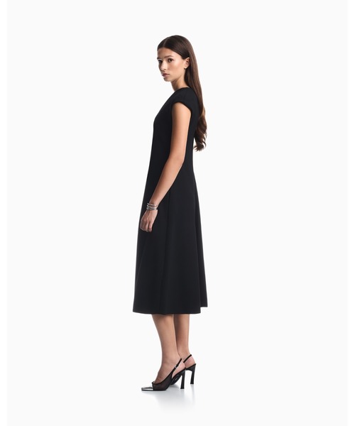EMPORIO ARMANI(エンポリオアルマーニ)の「【エンポリオ アルマーニ】レギュラーフィット ノースリーブ Vネック ワンピース(ワンピース・レディース・ブラック・38/42/40)」の2枚目の写真