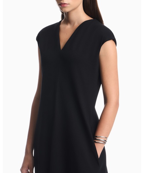 EMPORIO ARMANI(エンポリオアルマーニ)の「【エンポリオ アルマーニ】レギュラーフィット ノースリーブ Vネック ワンピース(ワンピース・レディース・ブラック・38/42/40)」の4枚目の写真