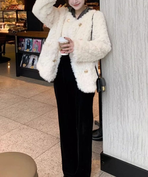＆soiree（アンドソワレ）の「ノーカラーゴールドボタンフェイクファーショートジャケット（ノーカラージャケット・レディース・オフホワイト・SMALL/X-LARGE/MEDIUM/LARGE）」の2枚目の写真