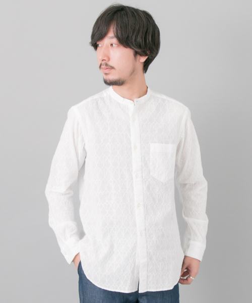 URBAN RESEARCH（アーバンリサーチ）の「URBAN RESEARCH 総柄刺繍ロングシャツ（シャツ/ブラウス・メンズ・カーキ/ホワイト/ブラック・LARGE/MEDIUM）」の2枚目の写真