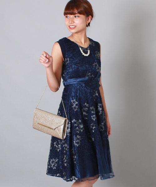 TRUDEA（トルディア）の「Vネック刺繍レースワンピース / 結婚式・成人式・謝恩会ワンピース・パーティードレス（ドレス・レディース・ライトグレー/ネイビー/グリーン/ミント・MEDIUM/LARGE）」の4枚目の写真