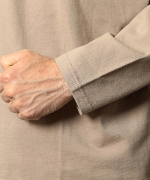 UNIVERSAL OVERALL(ユニバーサルオーバーオール)の「【別注】 <UNIVERSAL OVERALL(ユニバーサル オーバーオール)> 1POC L/S TEE/Tシャツ(Tシャツ/カットソー・メンズ・ベージュ/オリーブ/ホワイト・LARGE/X-LARGE/MEDIUM/SMALL)」の7枚目の写真