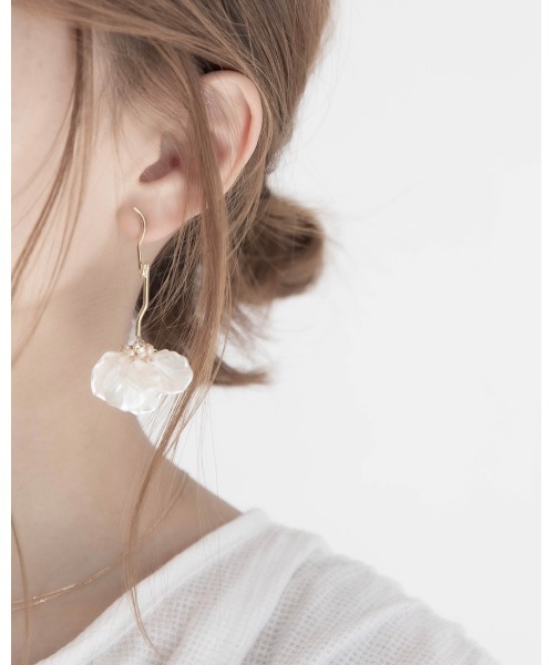 amel(エイメル)の「シェルフラワーピアス(ピアス(両耳用)・レディース・ゴールド・FREE)」の3枚目の写真