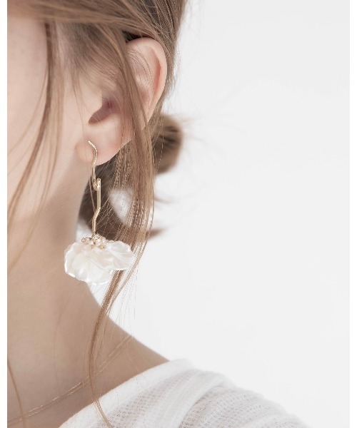 amel(エイメル)の「シェルフラワーピアス(ピアス(両耳用)・レディース・ゴールド・FREE)」の4枚目の写真