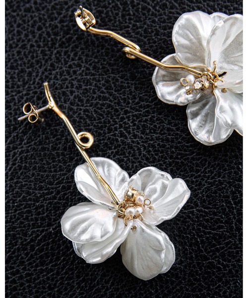 amel(エイメル)の「シェルフラワーピアス(ピアス(両耳用)・レディース・ゴールド・FREE)」の6枚目の写真