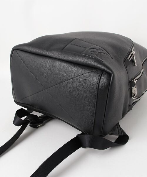Calvin Klein（カルバン・クライン）の「ラウンド トリプルポケット 