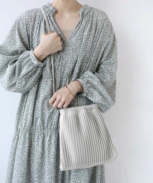 JOURNAL STANDARD relume（ジャーナルスタンダード　レリューム）の「RELUME プリーツバッグ◆（ショルダーバッグ・レディース・ブラック/ナチュラル/グレー・FREE）」の2枚目の写真