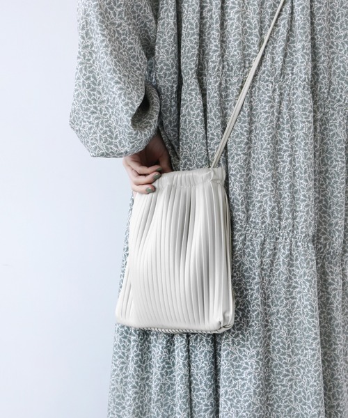 JOURNAL STANDARD relume（ジャーナルスタンダード　レリューム）の「RELUME プリーツバッグ◆（ショルダーバッグ・レディース・ブラック/ナチュラル/グレー・FREE）」の18枚目の写真
