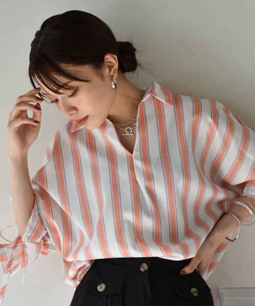 Cheri（シェリ）の「シフォンストライプVネックブラウス（シャツ/ブラウス・レディース・ブラック/ブルー/ピンク・FREE）」の3枚目の写真