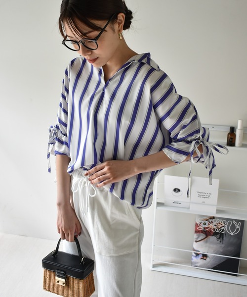 Cheri（シェリ）の「シフォンストライプVネックブラウス（シャツ/ブラウス・レディース・ブラック/ブルー/ピンク・FREE）」の2枚目の写真