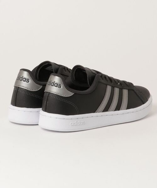 adidas（アディダス）の「グランドコート [Grand Court] アディダス（スニーカー・メンズ・ホワイト系その他/ホワイト×ブラック/チャコールグレー・27.0cm/25.5cm/28.5cm/29.0cm/24.5cm/26.5cm/27.5cm/26.0cm/28.0cm/25.0cm/23.5cm/24.0cm/22.5cm/23.0cm）」の10枚目の写真