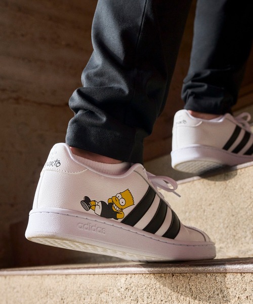 adidas（アディダス）の「グランドコート [Grand Court] アディダス（スニーカー・メンズ・ホワイト系その他/ホワイト×ブラック/チャコールグレー・27.0cm/25.5cm/28.5cm/29.0cm/24.5cm/26.5cm/27.5cm/26.0cm/28.0cm/25.0cm/23.5cm/24.0cm/22.5cm/23.0cm）」の2枚目の写真