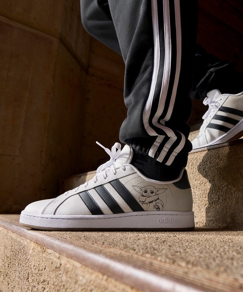 adidas（アディダス）の「グランドコート [Grand Court] アディダス（スニーカー・メンズ・ホワイト系その他/ホワイト×ブラック/チャコールグレー・27.0cm/25.5cm/28.5cm/29.0cm/24.5cm/26.5cm/27.5cm/26.0cm/28.0cm/25.0cm/23.5cm/24.0cm/22.5cm/23.0cm）」の3枚目の写真