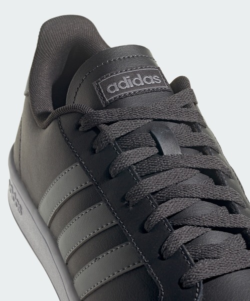 adidas（アディダス）の「グランドコート [Grand Court] アディダス（スニーカー・メンズ・ホワイト系その他/ホワイト×ブラック/チャコールグレー・27.0cm/25.5cm/28.5cm/29.0cm/24.5cm/26.5cm/27.5cm/26.0cm/28.0cm/25.0cm/23.5cm/24.0cm/22.5cm/23.0cm）」の6枚目の写真