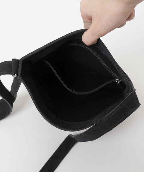 URBAN RESEARCH DOORS(アーバンリサーチドアーズ)の「スエードショルダーバッグ(ショルダーバッグ・メンズ・グリーン系その他/ブラック/グレー系その他・ONE)」の11枚目の写真