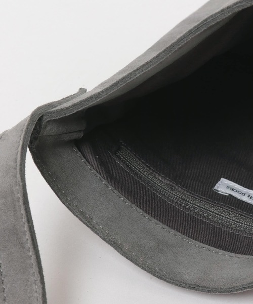 URBAN RESEARCH DOORS(アーバンリサーチドアーズ)の「スエードショルダーバッグ(ショルダーバッグ・メンズ・グリーン系その他/ブラック/グレー系その他・ONE)」の13枚目の写真