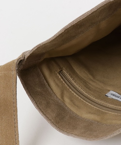 URBAN RESEARCH DOORS(アーバンリサーチドアーズ)の「スエードショルダーバッグ(ショルダーバッグ・メンズ・グリーン系その他/ブラック/グレー系その他・ONE)」の14枚目の写真