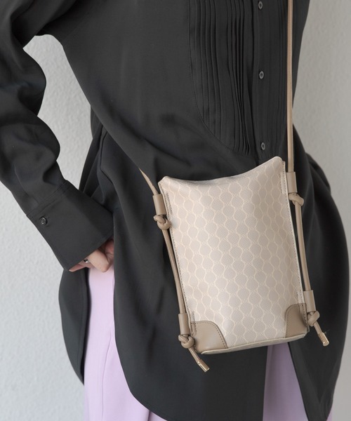 Aunt Marie's(アントマリーズ)の「モノグラムミニショルダー / ポシェット(ショルダーバッグ・レディース・ベージュ/ブラウン・FREE)」の16枚目の写真