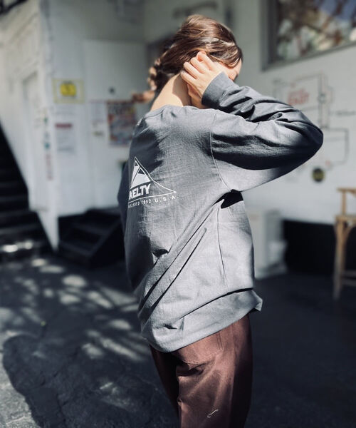 KELTY（ケルティ）の「【KELTY/ケルティ】GLOSTER別注 バックプリント ロングスリーブTシャツ（Tシャツ/カットソー・メンズ・ホワイト/チャコールグレー/ベージュ/オレンジ・MEDIUM/LARGE）」の6枚目の写真