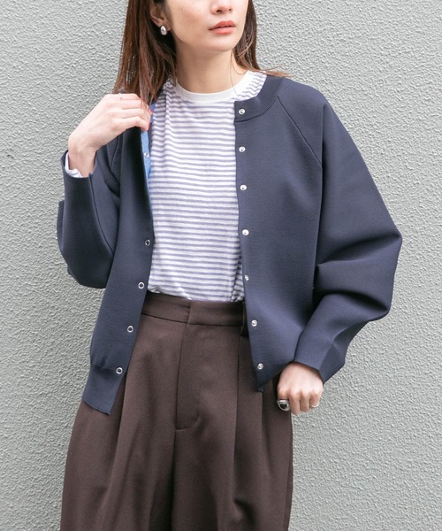 KBF(ケイビーエフ)の「BACKボタンニットプルオーバー(ニット/セーター・レディース・ライトベージュ/ネイビー/カーキ・ONE)」の21枚目の写真