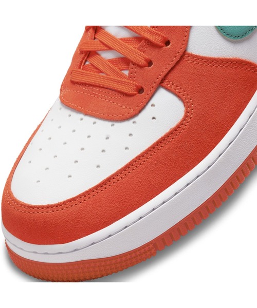 NIKE（ナイキ）の「ナイキ エア フォース 1 '07 LV8 メンズシューズ / Nike Air Force 1 '07 LV8（スニーカー・メンズ・ブラック/オレンジ・26.5/28/25.5/27.5/29/25/26/29.5/27/24.5/28.5/30/24）」の9枚目の写真