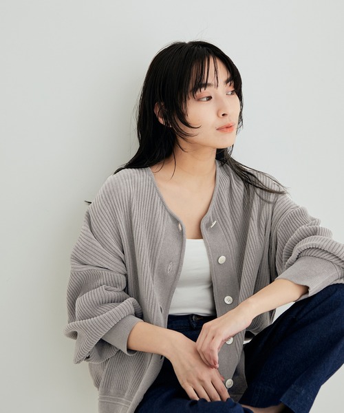 SALON adam et rope'（サロン アダム エ ロペ）の「【極上の肌ざわり】リブクルーネックカーディガン -CreamyCotton /クリーミーコットン-（カーディガン/ボレロ・レディース・パープル/グレー/オフホワイト/ピンク/イエロー・FREE）」の3枚目の写真