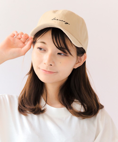 14+(イチヨンプラス)の「筆記体刺繍ナチュラルキャップ(キャップ・レディース・ブラック/ベージュ/アイボリー・FREE)」の1枚目の写真