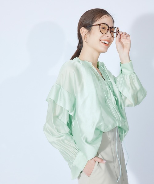 ROPE'（ロペ）の「前後2WAYブライトシアーギャザーブラウス【SDGs】（シャツ/ブラウス・レディース・ピンク/イエロー/ライトグリーン/ブルー系その他4・38）」の2枚目の写真