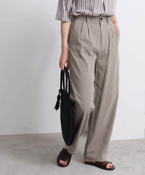 yuni(ユニ )の「60/2強撚コットン wide tuck パンツ(スラックス・レディース・ホワイト/ベージュ/グリーン/アイボリー・MEDIUM/SMALL/S/M)」の4枚目の写真