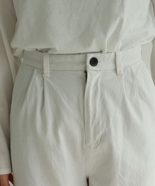 yuni(ユニ )の「60/2強撚コットン wide tuck パンツ(スラックス・レディース・ホワイト/ベージュ/グリーン/アイボリー・MEDIUM/SMALL/S/M)」の17枚目の写真