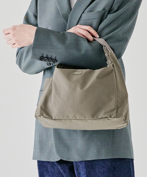 STANDARD SUPPLY（スタンダードサプライ）の「スタンダードサプライ / SIMPLICITY シンプリシティ / TRIANGLE SHOULDER トライアングルショルダー（ショルダーバッグ・レディース・モカ/チャコールグレー/グリーン/グレー/ダークパープル/ブラック/ベージュ/ダークネイビー/ゴールド/ブルー/グレイッシュベージュ/レッド/サンドベージュ/ケリーグリーン/アイボリー・FREE）」の8枚目の写真