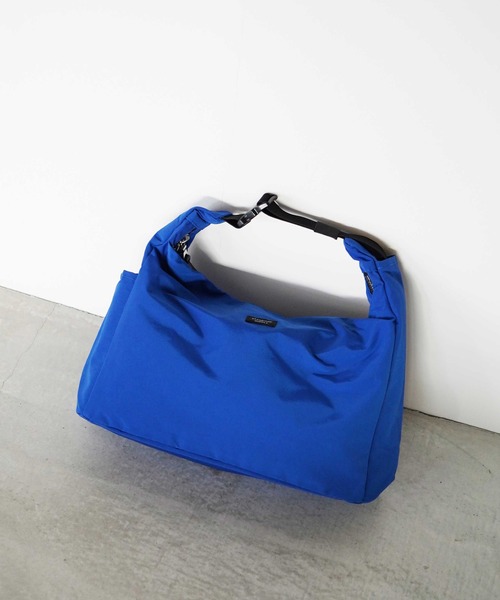 STANDARD SUPPLY（スタンダードサプライ）の「スタンダードサプライ / SIMPLICITY シンプリシティ / TRIANGLE SHOULDER トライアングルショルダー（ショルダーバッグ・レディース・モカ/チャコールグレー/グリーン/グレー/ダークパープル/ブラック/ベージュ/ダークネイビー/ゴールド/ブルー/グレイッシュベージュ/レッド/サンドベージュ/ケリーグリーン/アイボリー・FREE）」の11枚目の写真