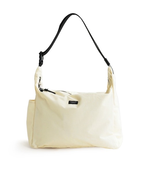 STANDARD SUPPLY（スタンダードサプライ）の「スタンダードサプライ / SIMPLICITY シンプリシティ / TRIANGLE SHOULDER トライアングルショルダー（ショルダーバッグ・レディース・モカ/チャコールグレー/グリーン/グレー/ダークパープル/ブラック/ベージュ/ダークネイビー/ゴールド/ブルー/グレイッシュベージュ/レッド/サンドベージュ/ケリーグリーン/アイボリー・FREE）」の2枚目の写真