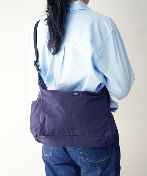 STANDARD SUPPLY（スタンダードサプライ）の「スタンダードサプライ / SIMPLICITY シンプリシティ / TRIANGLE SHOULDER トライアングルショルダー（ショルダーバッグ・レディース・モカ/チャコールグレー/グリーン/グレー/ダークパープル/ブラック/ベージュ/ダークネイビー/ゴールド/ブルー/グレイッシュベージュ/レッド/サンドベージュ/ケリーグリーン/アイボリー・FREE）」の13枚目の写真