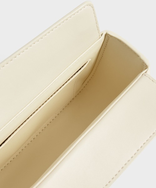 CHARLES & KEITH(チャールズ & キース)の「ダニカ チャンキーチェーンハンドルパッドバッグ / Danika Chunky Chain-Handle Padded Bag(ハンドバッグ・レディース・クリーム/グリーン系その他2/オレンジ系その他2・S)」の16枚目の写真