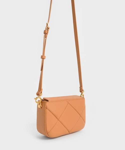 CHARLES & KEITH(チャールズ & キース)の「ダニカ チャンキーチェーンハンドルパッドバッグ / Danika Chunky Chain-Handle Padded Bag(ハンドバッグ・レディース・クリーム/グリーン系その他2/オレンジ系その他2・S)」の19枚目の写真
