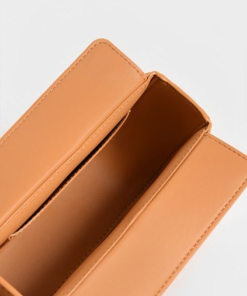 CHARLES & KEITH(チャールズ & キース)の「ダニカ チャンキーチェーンハンドルパッドバッグ / Danika Chunky Chain-Handle Padded Bag(ハンドバッグ・レディース・クリーム/グリーン系その他2/オレンジ系その他2・S)」の22枚目の写真