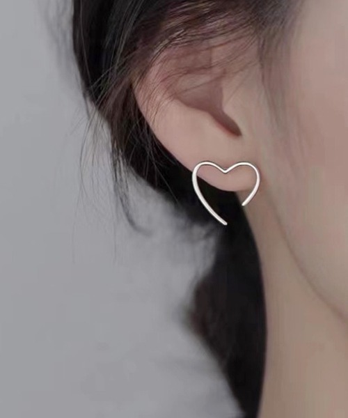 Fun & Daily(ファンアンドデイリー)の「ラインハートピアス(ピアス(両耳用)・レディース・シルバー/ゴールド・FREE)」の2枚目の写真