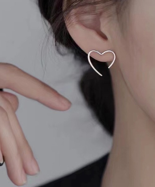 Fun & Daily(ファンアンドデイリー)の「ラインハートピアス(ピアス(両耳用)・レディース・シルバー/ゴールド・FREE)」の4枚目の写真
