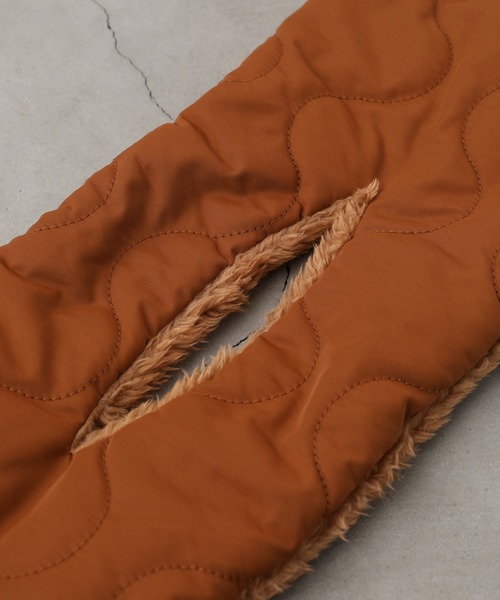 UNIVERSAL OVERALL（ユニバーサルオーバーオール）の「【UNIVERSAL OVERALL】ウェーブキルト差し込みマフラー（マフラー・レディース・ベージュ/ブラウン/グリーン/ネイビー・FREE）」の9枚目の写真