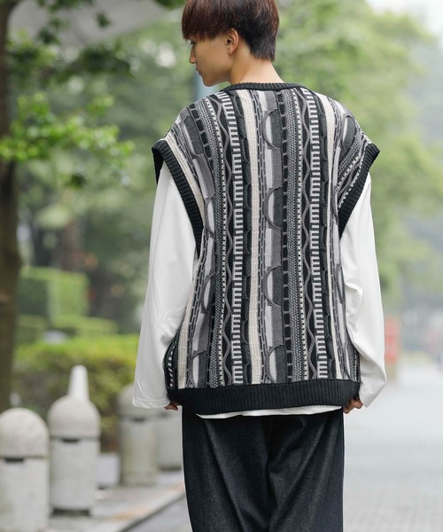 Beno(ビーノ)の「ヴィンテージライク ジャガード 3Dニットベスト(ベスト・メンズ・ベージュ系/グリーン系/ブラック系・M/L)」の14枚目の写真