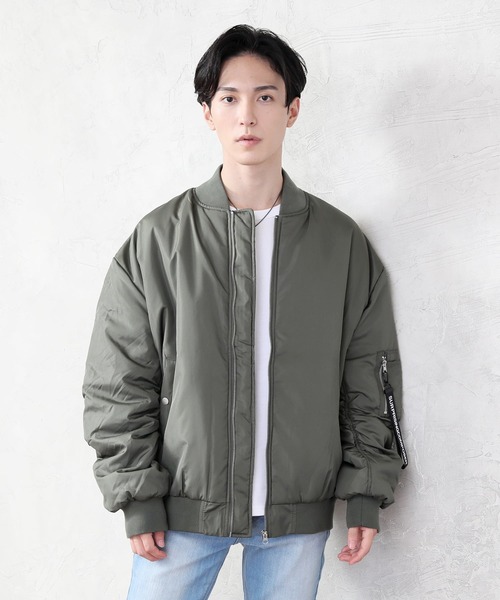 TopIsm（トップイズム）の「撥水加工 ドロップショルダー 中綿MA-1ジャケット（MA-1・メンズ・ホワイト/ブラック/ネイビー/カーキ・M/L/XL）」の4枚目の写真