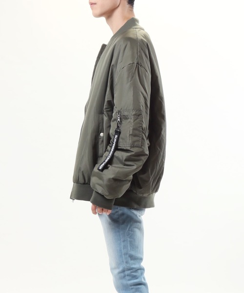 TopIsm（トップイズム）の「撥水加工 ドロップショルダー 中綿MA-1ジャケット（MA-1・メンズ・ホワイト/ブラック/ネイビー/カーキ・M/L/XL）」の10枚目の写真