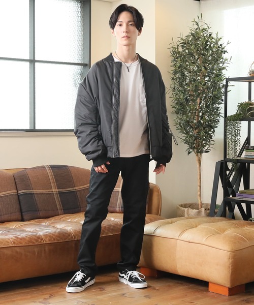 TopIsm（トップイズム）の「撥水加工 ドロップショルダー 中綿MA-1ジャケット（MA-1・メンズ・ホワイト/ブラック/ネイビー/カーキ・M/L/XL）」の6枚目の写真